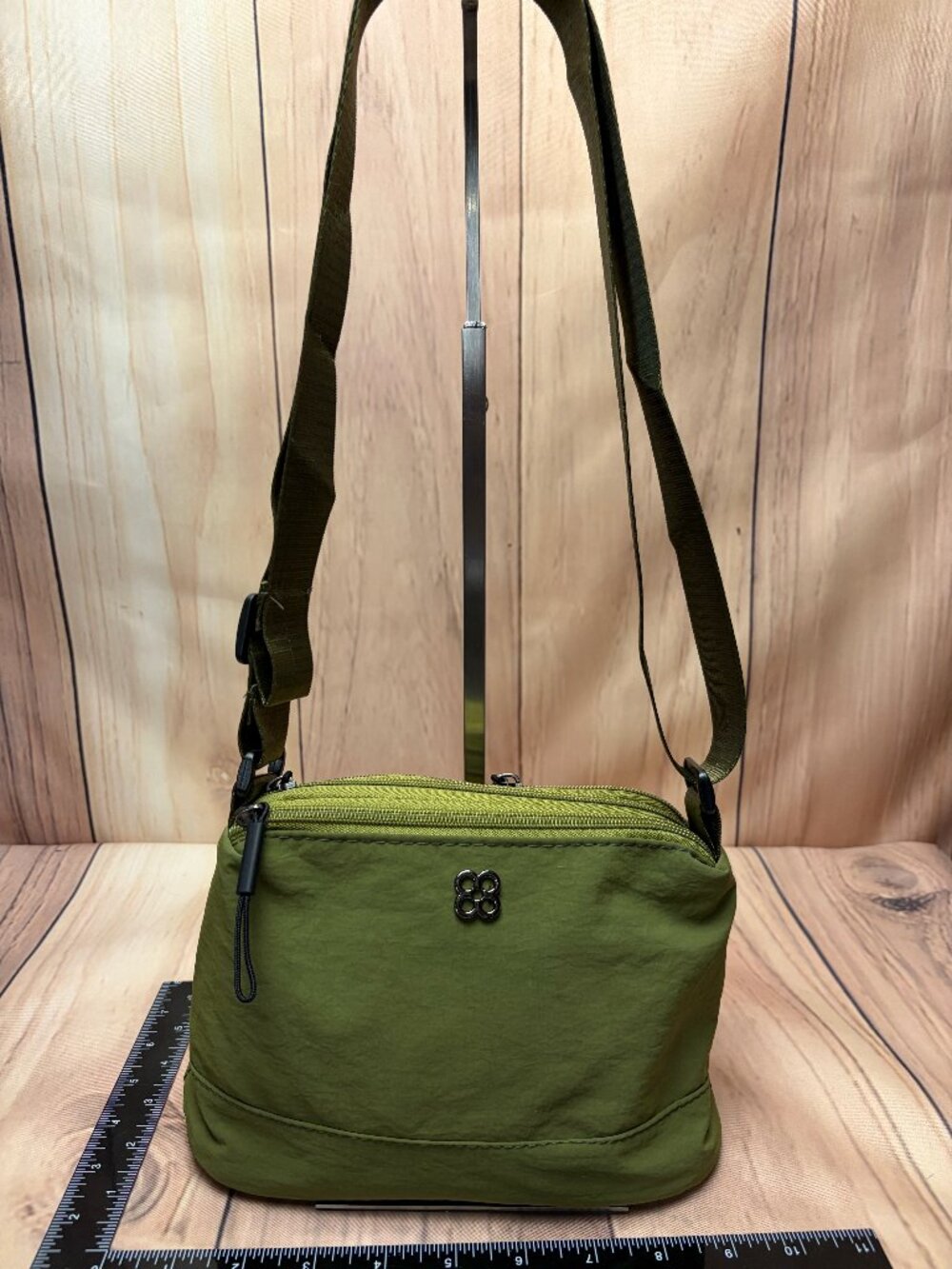 Crossbody bag in a stylish olive green finish.